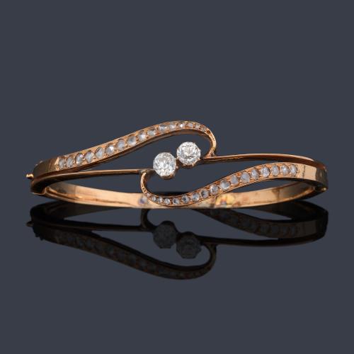  Pulsera con dos diamantes talla antigua al centro de aprox. 0,35 ct cada uno y banda ondulada con diamantes talla rosa. Ppios S. XX.