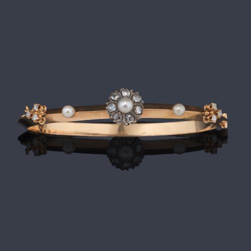  Pulsera rígida con centro de rosetón perlita central y orla de diamantes rosa. Años '20.