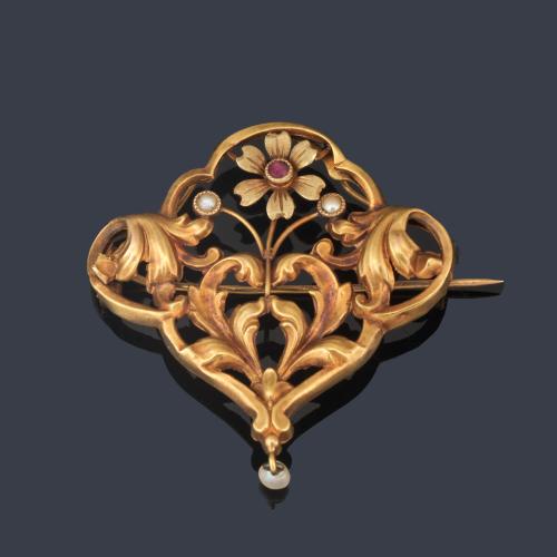 Broche época 'Art Nouveau' con perlitas y rubíes decorado con motivos vegetales. Ppios S. XX.