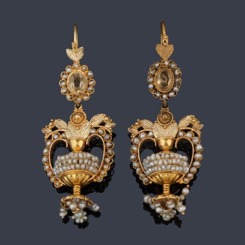Pendientes largos con diseño de ánfora clásica con decoración de perlitas aljófar y cuarzo citrino talla oval. S. XIX.