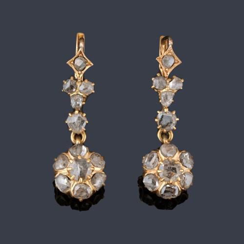 Pendientes largos con remate de rosetón con diamantes talla rosa sencilla. Mitad S. XIX.