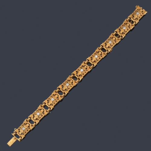 Pulsera época 'art nouveau' con eslabones calados y diseño vegetal realizado en oro amarillo de 18K y diamantes talla antigua de aprox. 0,42 ct en total. Ppios S. XX.