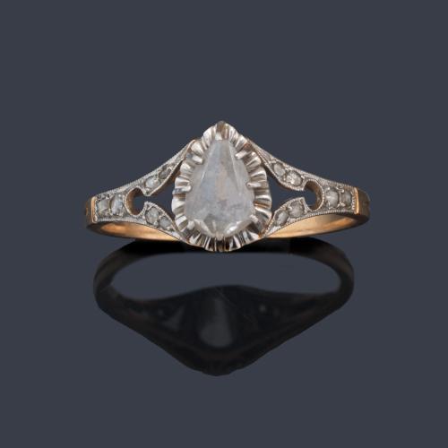 Anillo con diamante talla holandesa perilla y diamantes talla rosa.