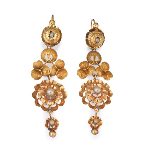 Pendientes largos en filigrana de oro amarillo de 18K, con motivos florales y rosetones. Finales siglo XIX.