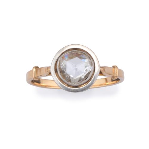  Anillo con diamante talla holandesa simple en montura de oro amarillo de 18K y vista en platino. Años '30.