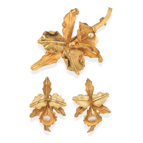 Pendientes cortos y broche con motivo de orquídeas decorado con perlitas en montura de oro amarillo de 18K.