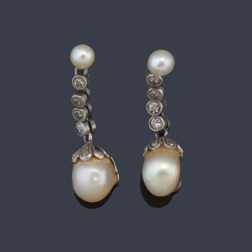 Pendientes largos con remate de perlas aperilladas con cuatro diamantes talla rosa engastados en chatón.
