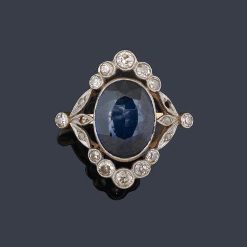  Anillo época 'garland' con zafiro sintético talla oval y diamantes talla rosa. Circa 1910.