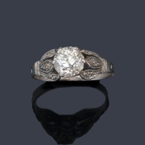 Solitario con diamante talla antigua de aprox. 0,90 ct en montura de platino.