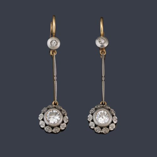 Pendientes largos con remate de dos diamantes talla antigua de aprox. 0,45 ct cada uno. Circa 1910.
