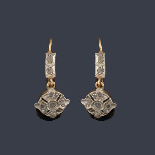 Pendientes largos con motivo en forma de rosetón con diamantes talla rosa. Circa 1900.