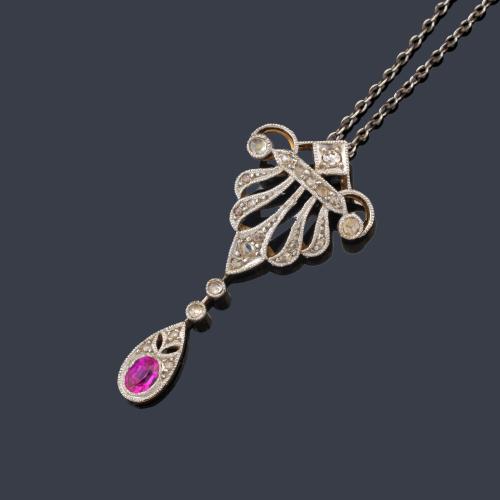  Colgante - pendentif con diseño de palmeta con diamantes talla rosa y remate de rubí sintético.