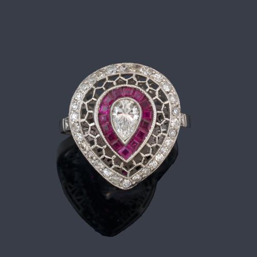 Anillo con diamante talla perilla de aprox. 1,40 ct y doble orla de brillantes y rubíes calibrados.