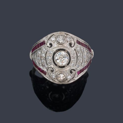Anillo con diseño bombé con brillantes de aprox. 0,90 ct en total y rubíes calibrados.