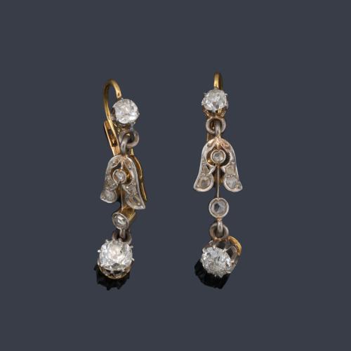 Pendientes largos con diamantes talla antigua de aprox. 0,85 ct en total, en montura de oro amarillo de 18K y vista en platino.