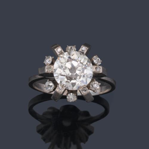  Solitario con diamante talla antigua de aprox. 2,30 ct en montura de oro blanco de 18K.