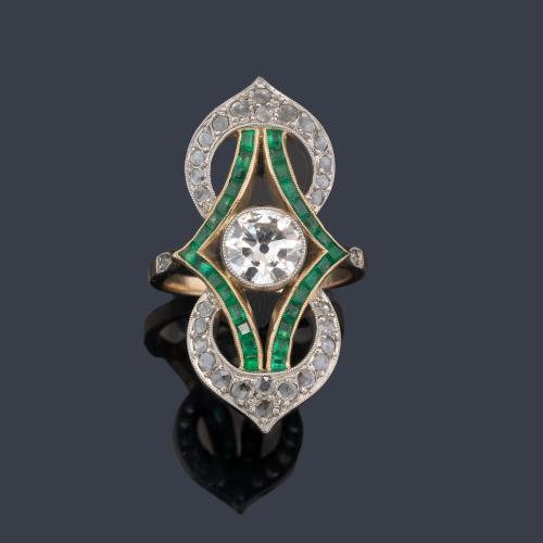 Anillo lanzadera con diamante central talla antigua de aprox. 1,10 ct con bandas de esmeraldas calibradas y diamantes talla rosa de aprox. 1,10 ct en total.