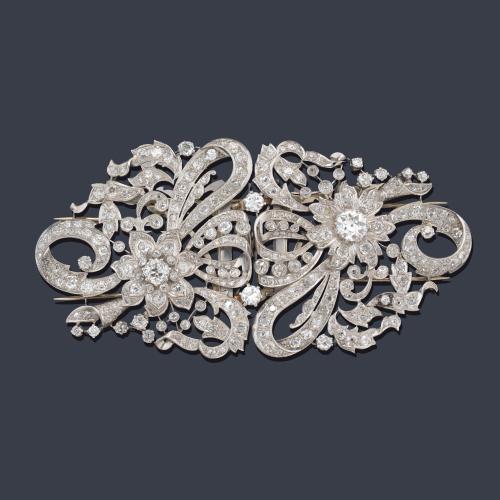 Broche doble clip con diamantes talla antigua y rosa de aprox. 8,00 ct en total en montura de oro blanco de 18K. Años '50.