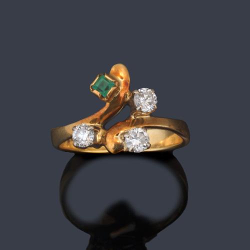  Anillo con tres brillantes de aprox. 0,35 ct y una esmeralda en montura de oro amarillo de 18K.
