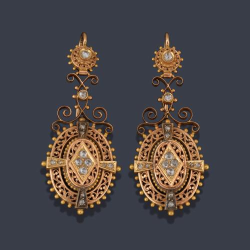 Pendientes largos con decoración central de diamantes talla rosa y motivos de roleos y esferillas realizados en oro amarillo de 18K. S. XIX.