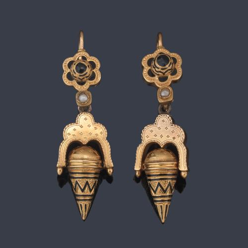 Pendientes largos época Alfonsina con motivo en forma de ánfora con detalles en esmalte negro. S. XIX.