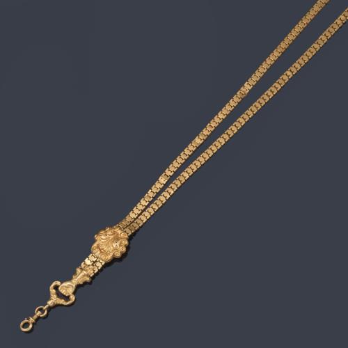 Leontina realizada en oro amarillo de 18K con remate en forma de puño. S. XIX.