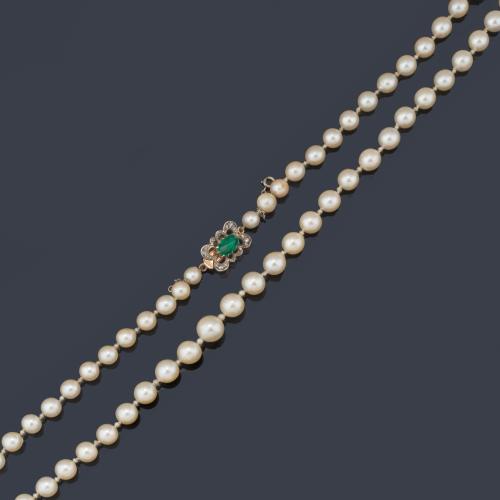Collar con hilo de perlas de aprox. 6,76 mm - 9,55 mm con broche calado y esmeralda talla 'pain de sucrè' y diamantes talla rosa en montura de oro amarillo de 18K y vista en platino.