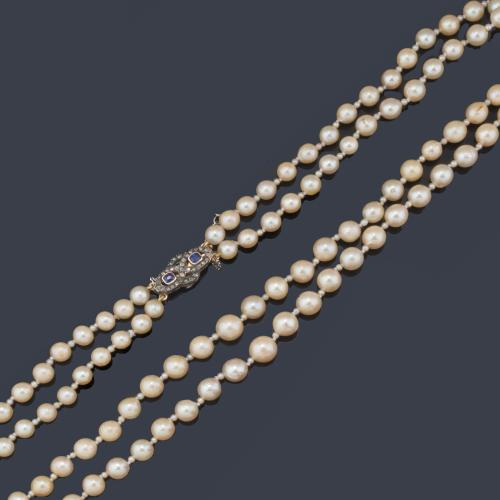 Collar largo con dos hilos de perlas de aprox. 6,98 mm - 9,18 mm con cierre en forma de infinito con diamantes talla rosa y zafiros en montura de oro amarillo de 18K y vista en plata.