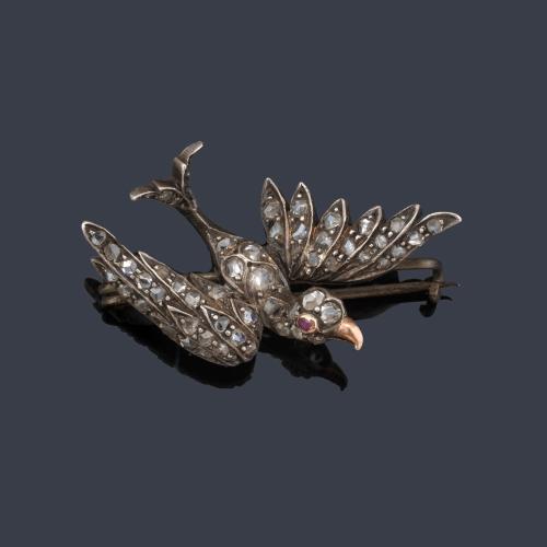 Broche en forma de pajarito con diamantes talla rosa y un rubí, realizado en montura de oro amarillo de 18K y vista en plata. Finales S. XIX.