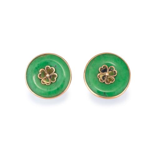 Pendientes cortos con pieza de jade circular en oro amarillo de 18K.