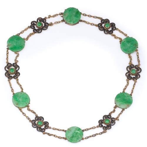 Collar con seis discos de jade cincelados con intenso color intercalado con motivos calados en esmalte negro y centro de jade. Posiblemente origen Chino. Finales S. XIX.