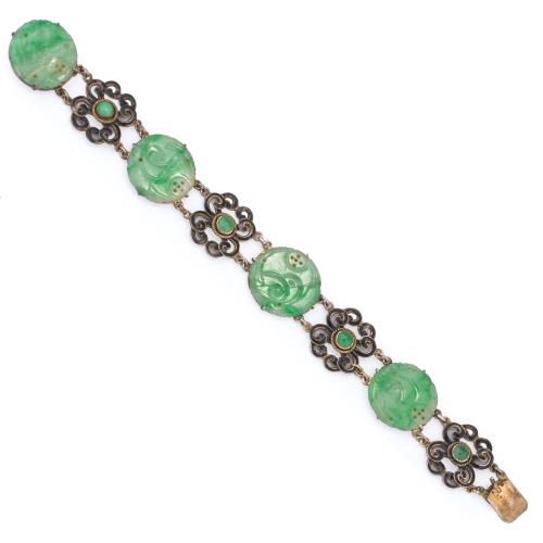 Pulsera con cinco discos de jade cincelados e intercalados con motivos de roleos decorados en esmalte negro y jade. Finales S. XIX.
