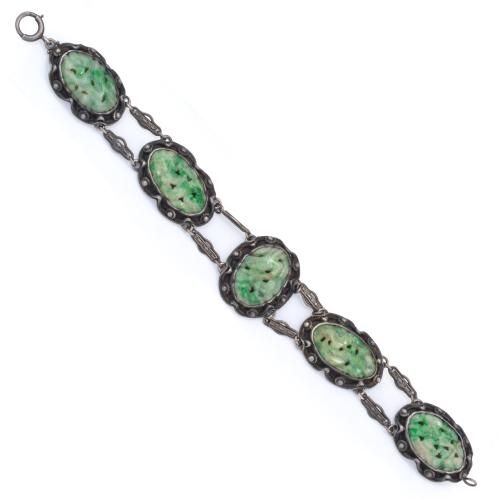  Pulsera con cinco motivos calados de jade en montura de plata. Finales S. XIX.