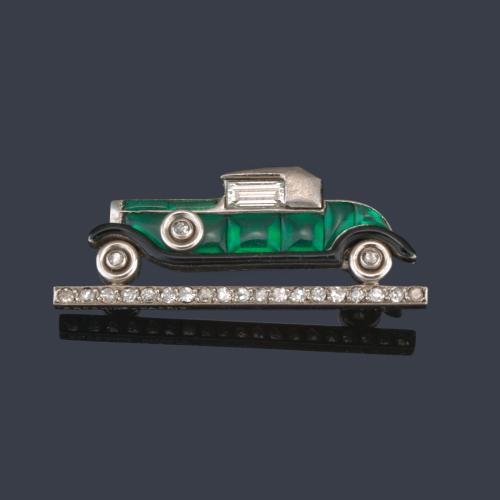 Broche con diseño de coche antiguo años '20 con esmeraldas calibradas, diamantes talla antigua y baguette y esmalte negro.