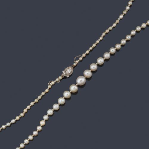 Collar largo con hilo de perlas (posiblemente finas) de aprox. 3,71 mm - 10,54 mm con broche con diamante talla marquís de aprox. 0,75 ct y orla de diamantes talla 8/8 en montura de platino. Ppios S. XX.
