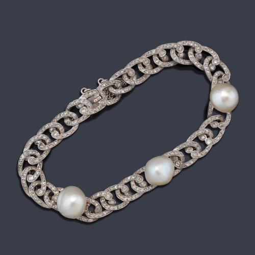 Pulsera época 'art decó' con tres perlas finas de aprox. 10,20 mm - 10,20 mm y 9,60 mm y diamantes talla rosa de aprox. 2,62 ct en total. Años '20. Certificado GCS.