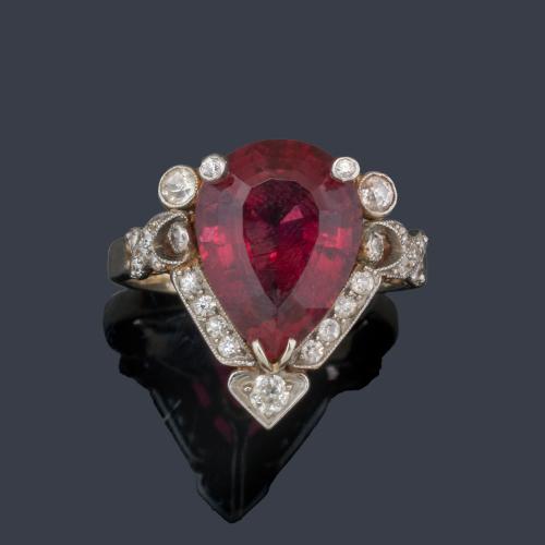  Anillo con turmalina rubelita talla perilla de aprox. 5,65 ct con orla de diamantes talla sencilla.