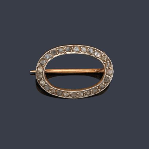 Broche ovalado con diamantes talla rosa en montura de oro amarillo de 18K y vista en platino. Circa 1910.