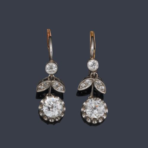 Pendientes largos con pareja de diamantes talla 'old cut european' de aprox. 0,88 ct y 0,85 ct y diamantes talla rosa. Años '30.