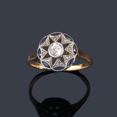 Anillo años '20 con diseño de estrella con diamante talla antigua central y zafiros calibrados.
