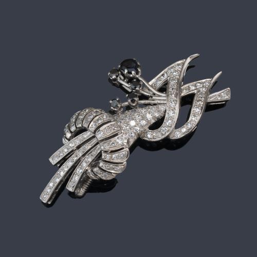  Broche con motivo de bouquet floral con diamantes talla 8/8 de aprox. 2,00 ct en total y zafiros.