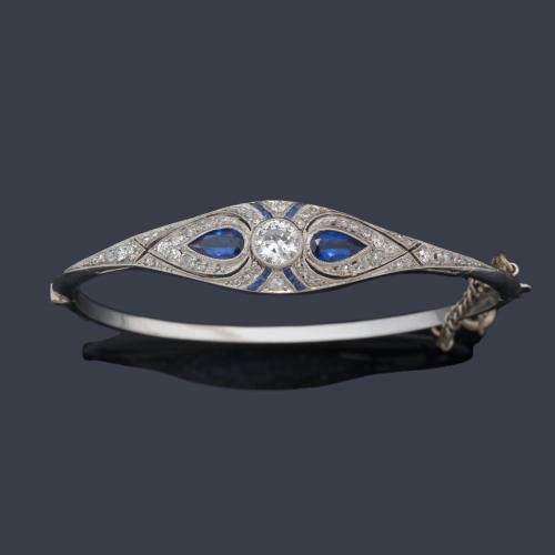  Pulsera rígida Art Decó con diamante central talla antigua de aprox. 0,50 y pareja de zafiros talla perilla. Años '30.