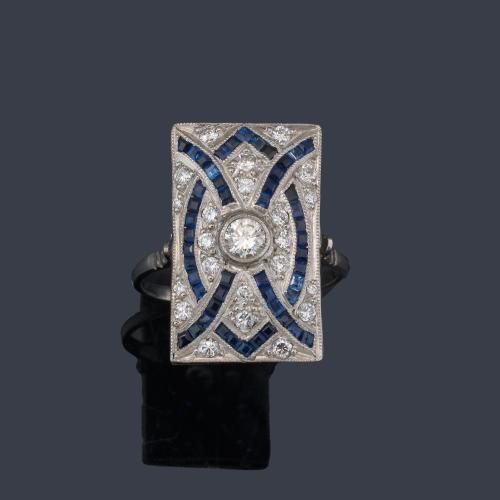 Anillo con diseño rectangular con brillante central de mayor tamaño y pavé de diamantes talla sencilla de aprox. 1,00 ct en total.