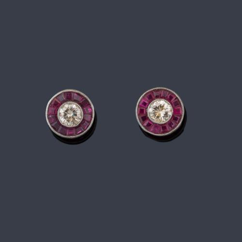 Pendientes cortos 'ojo de perdiz' con dos brillantes de aprox. 0,55 ct en total y orla de rubíes calibrados.