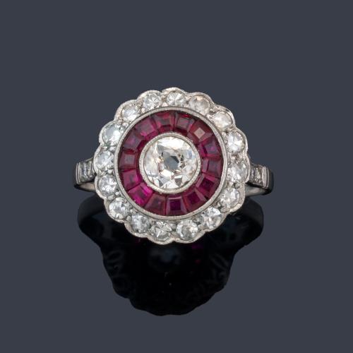 Anillo con diseño 'ojo de perdiz' con diamante talla antigua central y orla de aprox. 1,20 ct en total y rubíes calibrados.