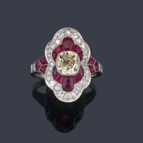Anillo lanzadera con diamante central talla 'old cushion' de aprox. 1,20 ct con orla de rubíes calibrados y diamantes talla 8/8 de aprox. 0,70 ct en total.