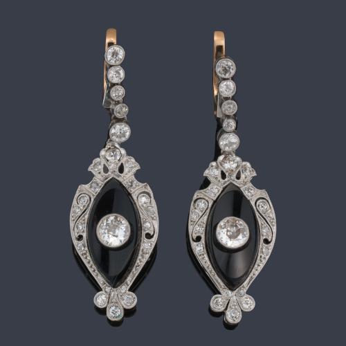Pendientes largos época 'Art Decó' con diamantes talla antigua de aprox. 0,50 ct cada uno, enriquecido con diamante talla rosa de aprox. 1,20 ct en total y placa de ónix. Años '30.