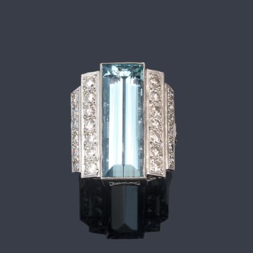 Anillo con aguamarina central de aprox. 9,00 ct con doble banda de brillantes de aprox. 1,30 ct en total.