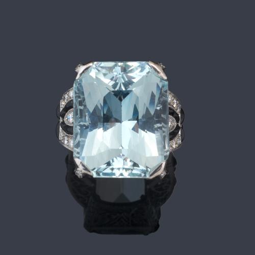 Anillo con gran aguamarina de aprox. 32,33 ct con detalles en ónix y brillantes de aprox. 1,30 ct en total.