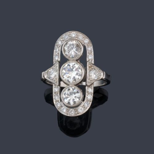 Anillo lanzadera estilo 'art decó' con tres brillantes de aprox. 1,91 ct en total.